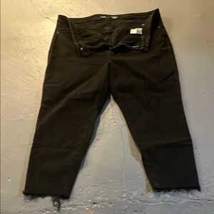 Old Navy high rise black distressed cropped jeans size 22